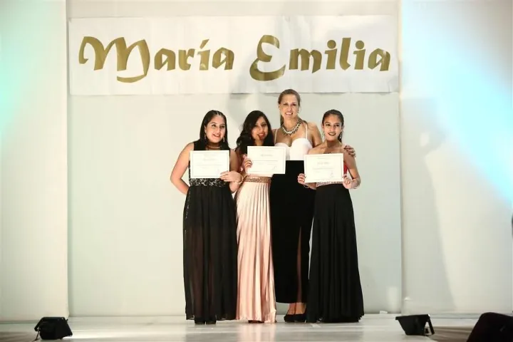 Graduación de la Escuela de Modelos Maria Emilia sobre el escenario