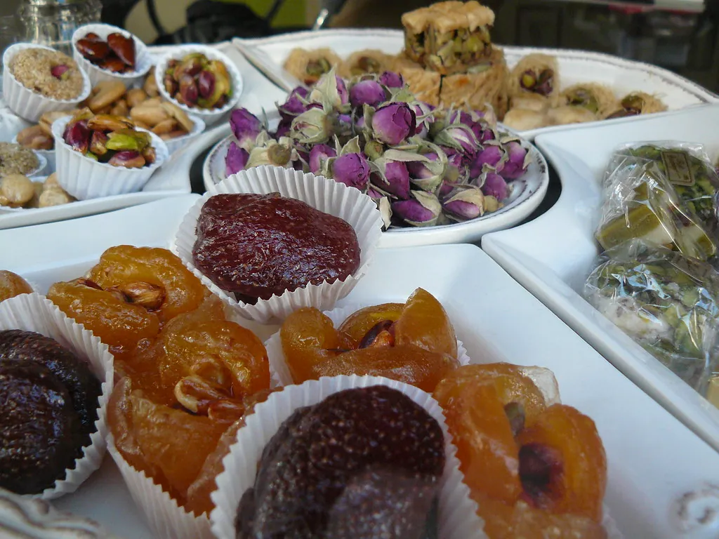 Mesa de dulces y refrigerios servidos para un evento
