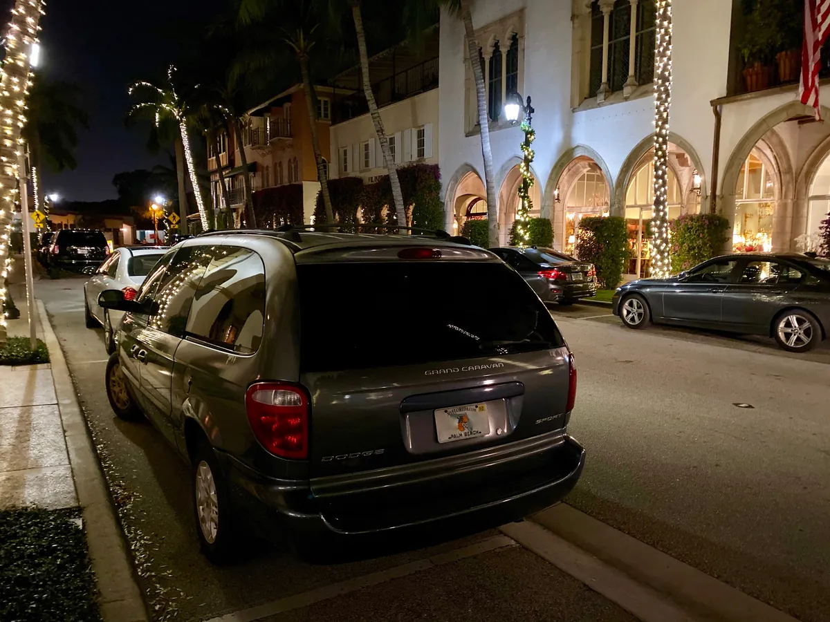 Vehículo de traslado para eventos estacionado por la noche
