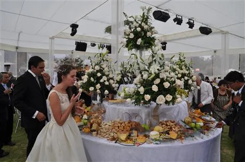 Mesa de bocaditos y flores en una boda organizada por Maria Emilia